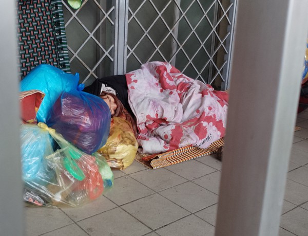 Rét cắt da cắt thịt, người nhà bệnh nhân co ro ngoài hành lang tìm cách trốn lạnh